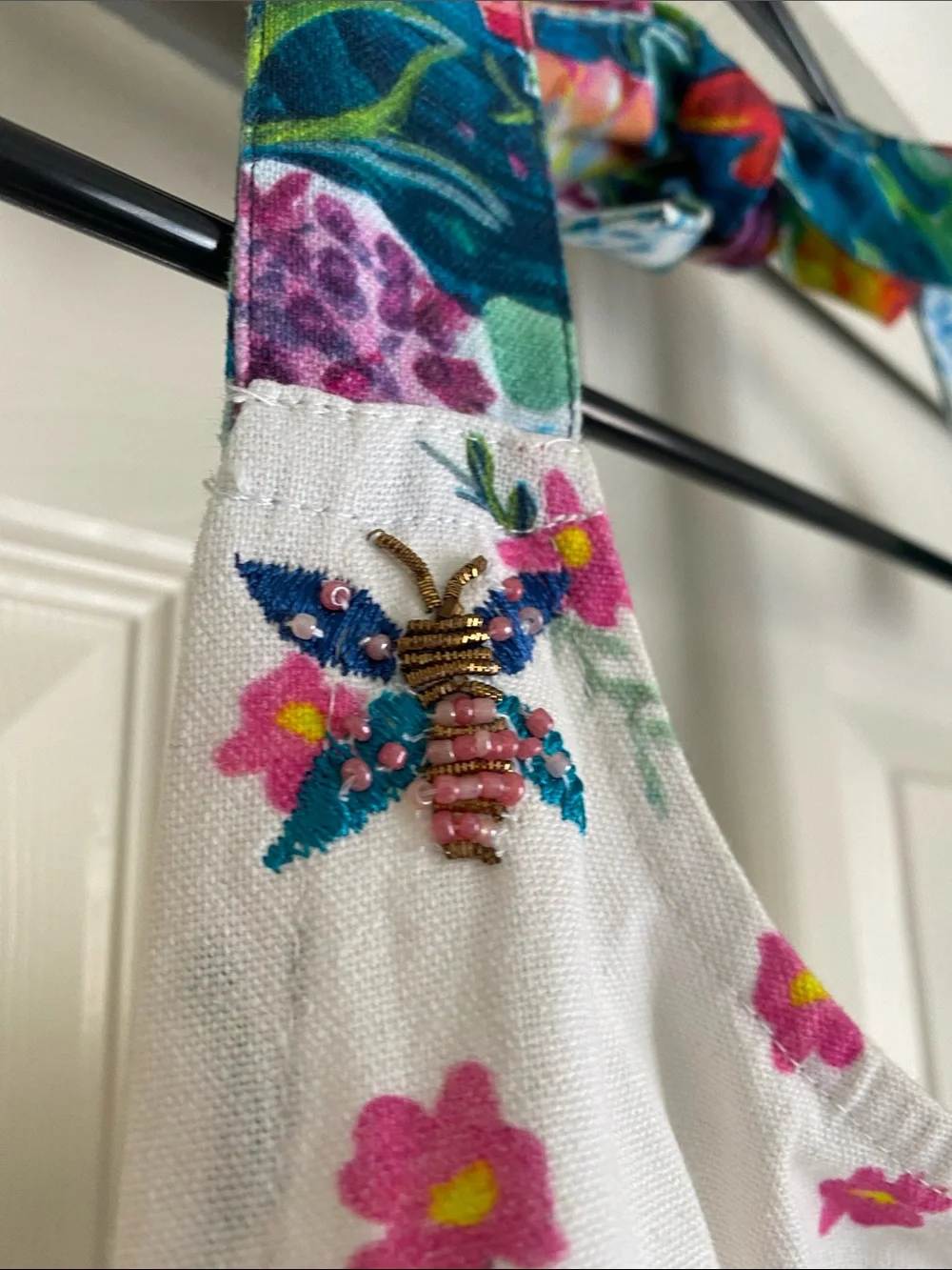 🌼  Gorgeous NWOT Anthropology Apron with beaded and embroidered bees